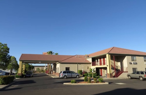 St. George Hotel | Comfortable Couple Stay w/Free Breakfast & Pool A