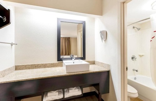 Charleston Hotel | Comfortable One-Room Retreat Minutes from Downtown Charleston