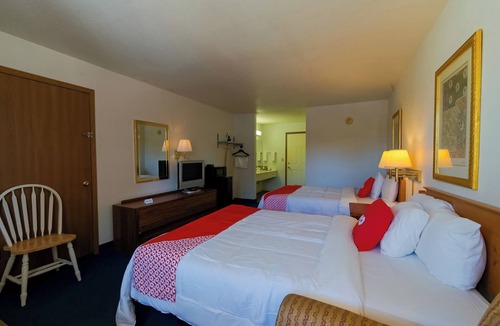 Eureka Springs Hotel | Comfortable Queen Bed Room w/Mini Fridge Near Onyx Cave Park