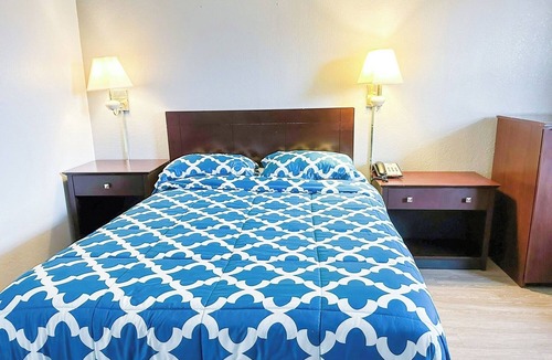 Madisonville Hotel | Comfortable Room Near Madisonville’s Top Parks and Trails