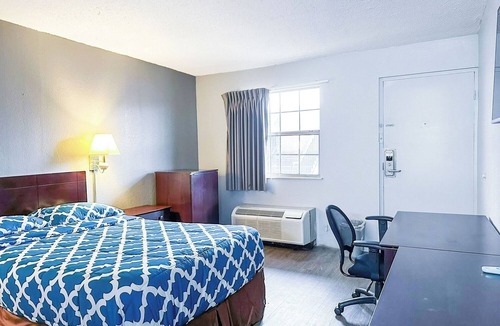 Madisonville Hotel | Comfortable Room Near Madisonville’s Top Parks and Trails