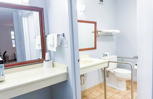 Madisonville Hotel | Comfortable Room Near Madisonville’s Top Parks and Trails