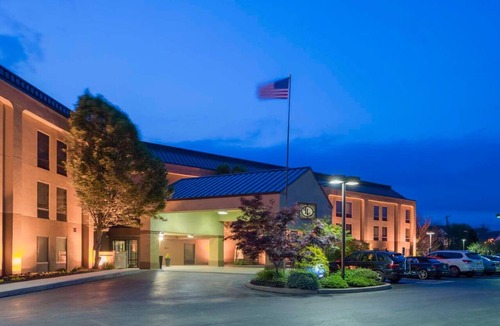 Carlisle Hotel | Comfortable Room Near I-76 with Free Breakfast – Perfect for Leisure and Work