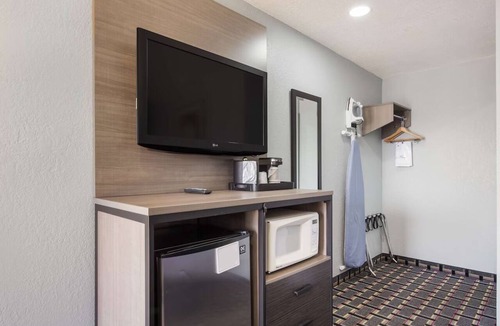 Salem Hotel | Comfortable Suites Near Hoosier National Forest & Local Attractions