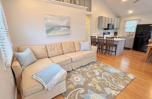 York Beach Cottage | Comfy cottage with shared pool. Walk to TWO beaches, restaurants, shops and zoo!