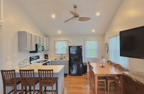 York Beach Cottage | Comfy cottage with shared pool. Walk to TWO beaches, restaurants, shops and zoo!