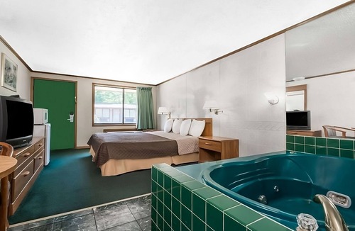 Summit Hotel | Comfy Unit, Table Tennis, Pool, Free Parking, Free WiFi, Pets Allowed