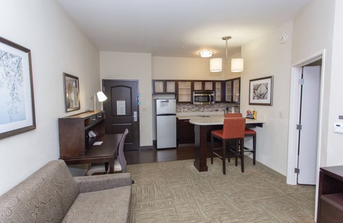 Bowling Green Apartment | Comm Accessible 1BR King Suite | Breakfast Included