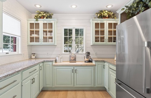 Thomaston House | Completely renovated modern farmhouse dog friendly large lawn beautiful field