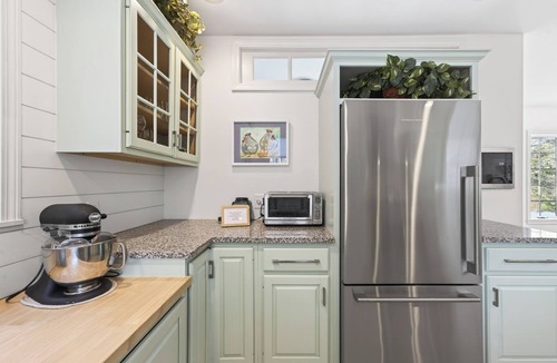 Thomaston House | Completely renovated modern farmhouse dog friendly large lawn beautiful field