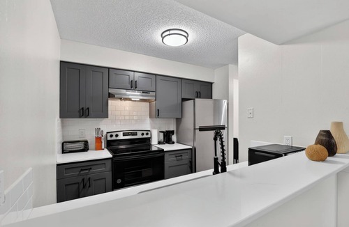 Lenexa Apartment | Contemporary 2BR apartment with workspace