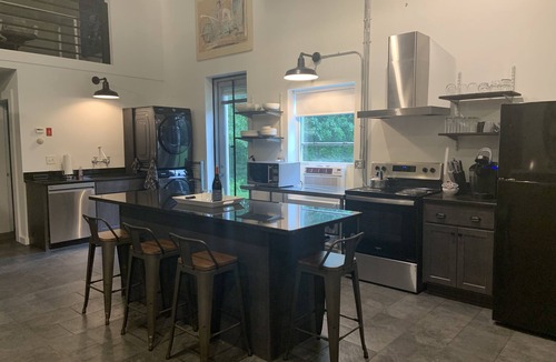 Florence Apartment | Contemporary Artist Sanctuary - The Studio. Artsy retreat in quiet setting.