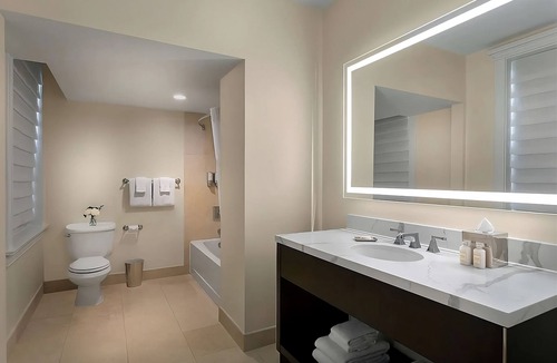 Central West End Hotel | Contemporary Hotel in Central West End district! Parking, Pool & Cinema Onsite!