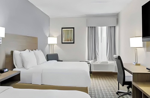 Cranberry Township Hotel | Contemporary Comfort with Free Breakfast Near Shopping Center
