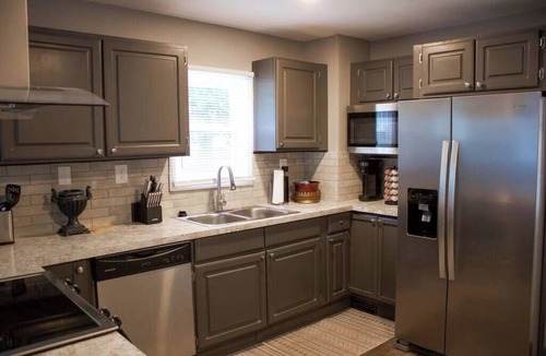 West Akron House | Convenient Cozy Home - Dog & Family Friendly