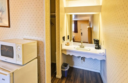 Lewisburg Hotel | Convenient Highway Stay | Near I-64, Free Parking, Close to Attractions