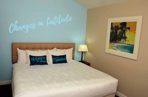 Osage Beach Hotel | Convenient Location! Onsite Pool, Free Parking, Near Jolly Mon Indoor Water Park