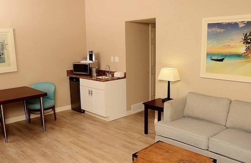 Osage Beach Hotel | Convenient Location! Onsite Pool, Free Parking, Near Jolly Mon Indoor Water Park