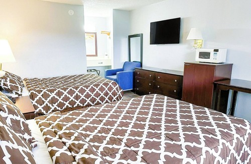 Madisonville Hotel | Convenient Room Stay for Road Trippers + Pet-Friendly Perks
