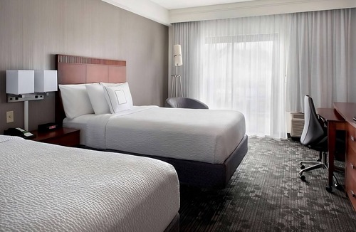 Milford Hotel | Convenient Stay, Superb Location! 2 Modern Units in Milford, Near Calzone Park