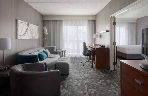 Milford Hotel | Convenient Stay, Superb Location! 2 Modern Units in Milford, Near Calzone Park
