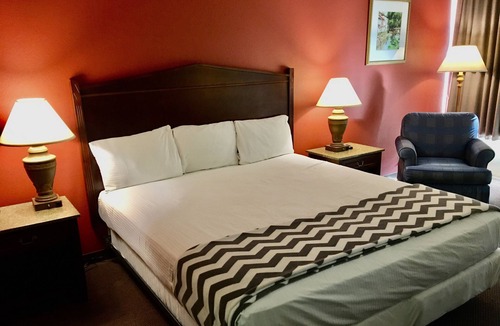 Mountain Home Hotel | Cool Vintage Retro Hotel Located on the Quiet Side of Mountain Home