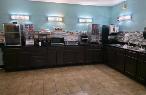 Greenwich Hotel | Coratel Inn and Suites By Jasper Wichita North -Deluxe 1 King Bed NS