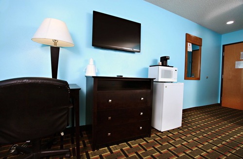 Newton Hotel | Coratel Inn & Suites By Jasper Newton - 1 King Bed NS