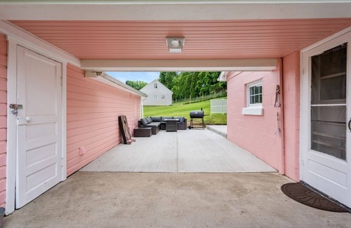 Perrysville Cottage | Corky's - Sleeps 8/Hot tub/Golf views in the heart of Mohican State Park!