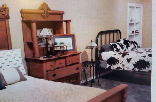 Columbus House | Corporate 8 person cabin on Millwood lake/Yarborough landing.