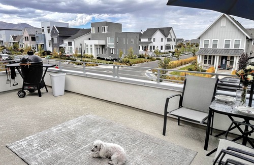Daybreak House | Corporate Housing Fully Furnished Daybreak Gourmet Kitchen Pets Always OK