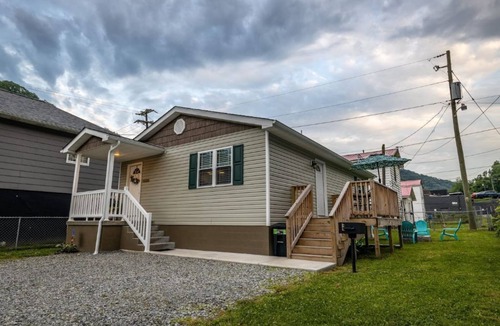 West Logan House | Cottage 304, 2 Bed w/Fire Pit, near trails!