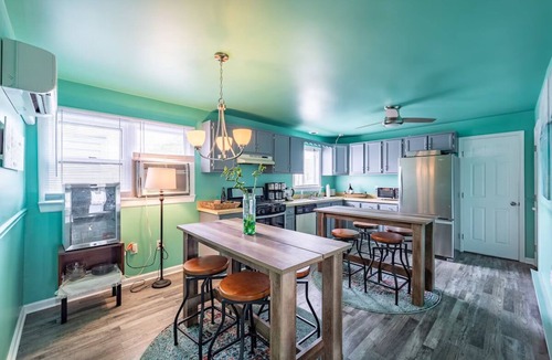Rehoboth Beach Hotel | Cottage Queen One-Bedroom | Ocean Glass Inn | with Kitchen & Parking