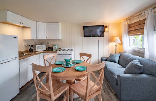 Rehoboth Beach Hotel | Cottage Queen One-Bedroom | Ocean Glass Inn | with Kitchen & Parking