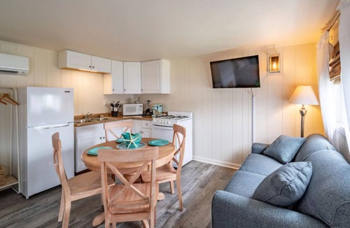Rehoboth Beach Hotel | Cottage Queen One-Bedroom | Ocean Glass Inn | with Kitchen & Parking