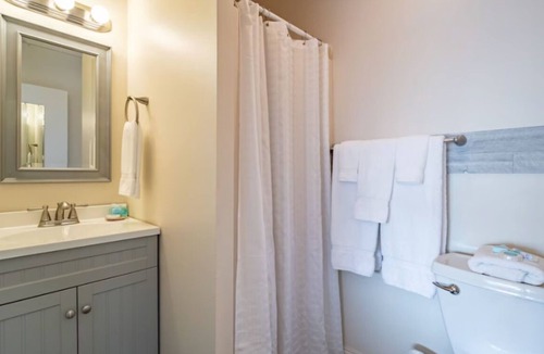 Rehoboth Beach Hotel | Cottage Queen One-Bedroom | Ocean Glass Inn | with Kitchen & Parking