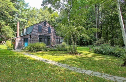 Taconic House | Cottage-style home, beautiful landscaping, large screened porch, fire pit,...