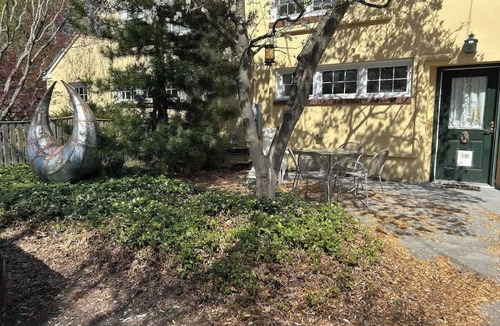 Concord Apartment | Cottage Suite "B" - Walk to Shops, Train, History