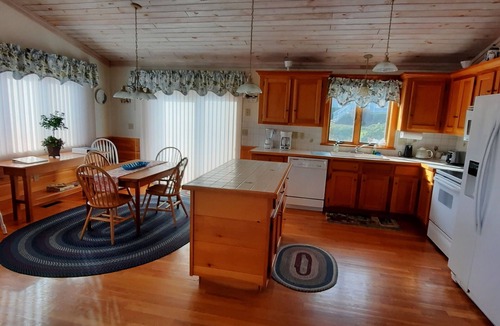 Little Compton Cottage | Country Coastal Cottage 3 min. from beach.