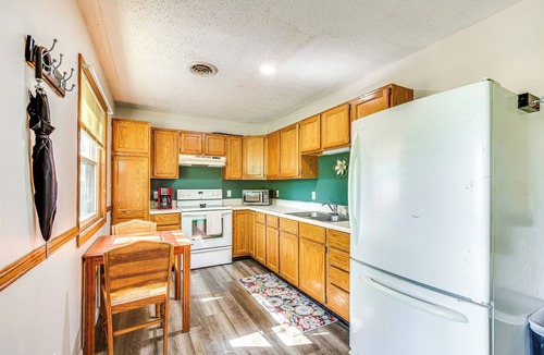 Chapman Cottage | Countryside Escape 14 Mi to Milford & Geary Lakes!