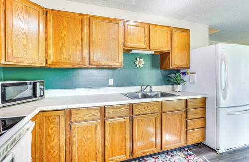 Chapman Cottage | Countryside Escape 14 Mi to Milford & Geary Lakes!