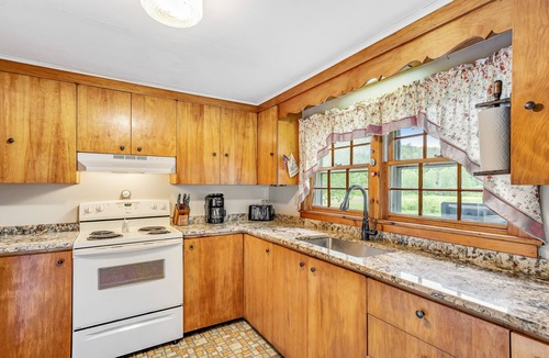 Roxbury House | Countryside home near skiing with amazing views, firepit & hot tub