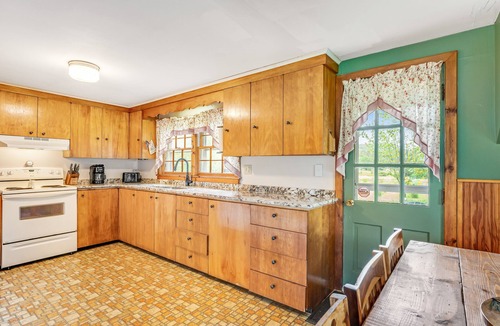 Roxbury House | Countryside home near skiing with amazing views, firepit & hot tub