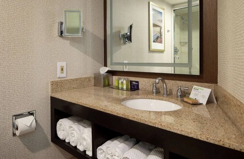 South Portland Hotel | Couple Stay Right Next to I-95 w/Complimentary Breakfast | Indoor Pool