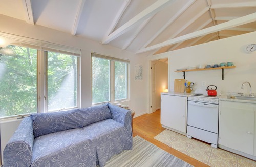 Northport Cottage | Couples Getaway Near Beaches: Northport Cottage