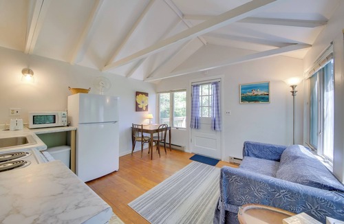Northport Cottage | Couples Getaway Near Beaches: Northport Cottage