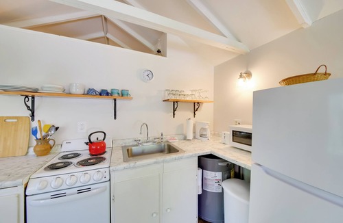 Northport Cottage | Couples Getaway Near Beaches: Northport Cottage