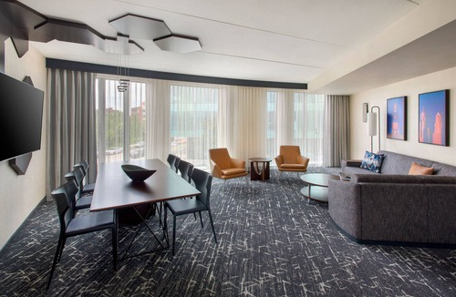 South Philadelphia Hotel | Courtyard Philadelphia South at The Navy Yard
