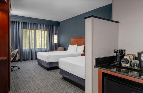 Grapeville Hotel | Courtyard Pittsburgh Greensburg