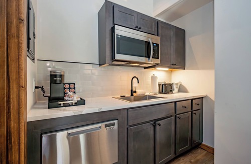 Thayerville Hotel | Cove Creek Lodge: 213 Dog Friendly Double Queen Room